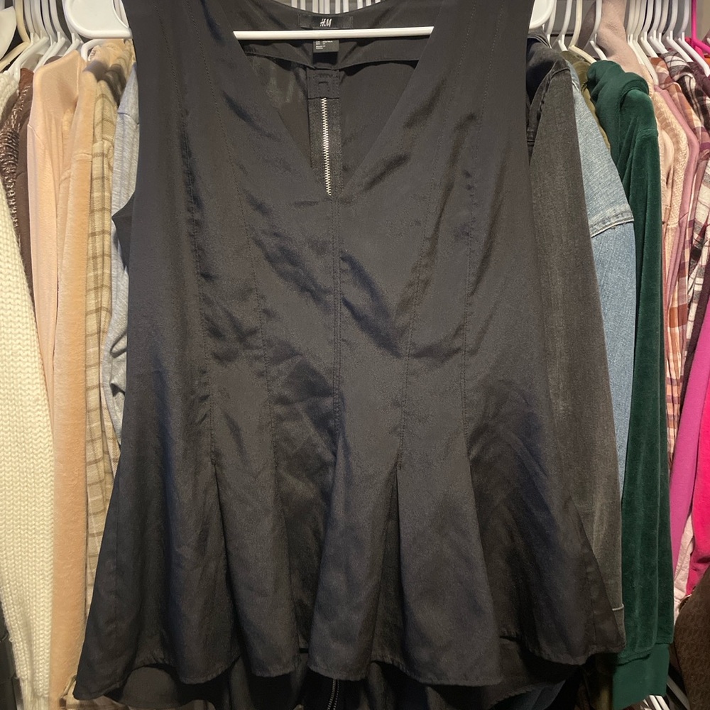 H&M Black Sleeveless Peplum Top with Back Zipper – Size 12 (L)